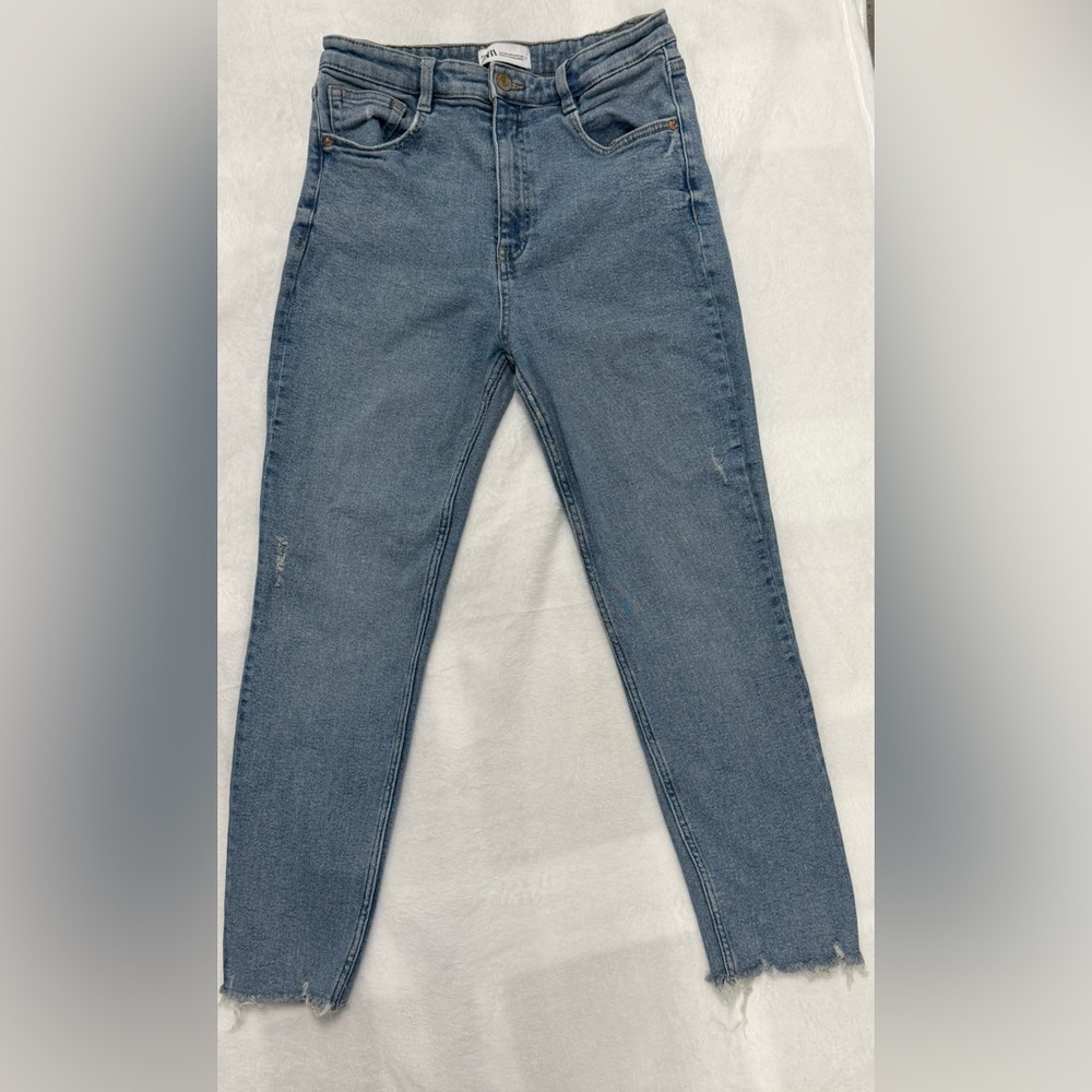 Zara Women’s (6) Skinny Denim Jeans in Light Blue Wash